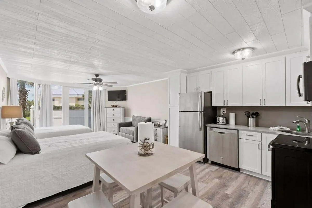 Top Of The Gulf 120 - Shore-Side Bungalow Sleeps 4 Panama City Beach